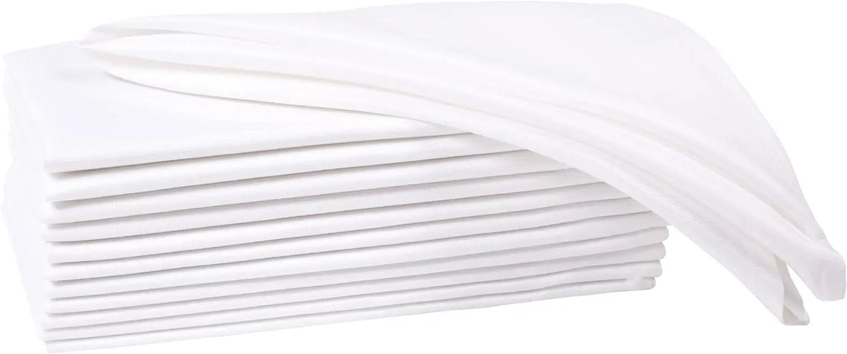 Une pile de serviettes en papier blanches.