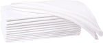 Une pile de serviettes en papier blanches.