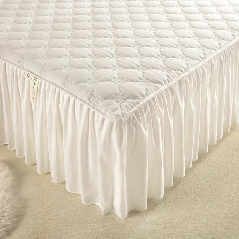 Jupe de lit bourgogne dans une chambre décorée