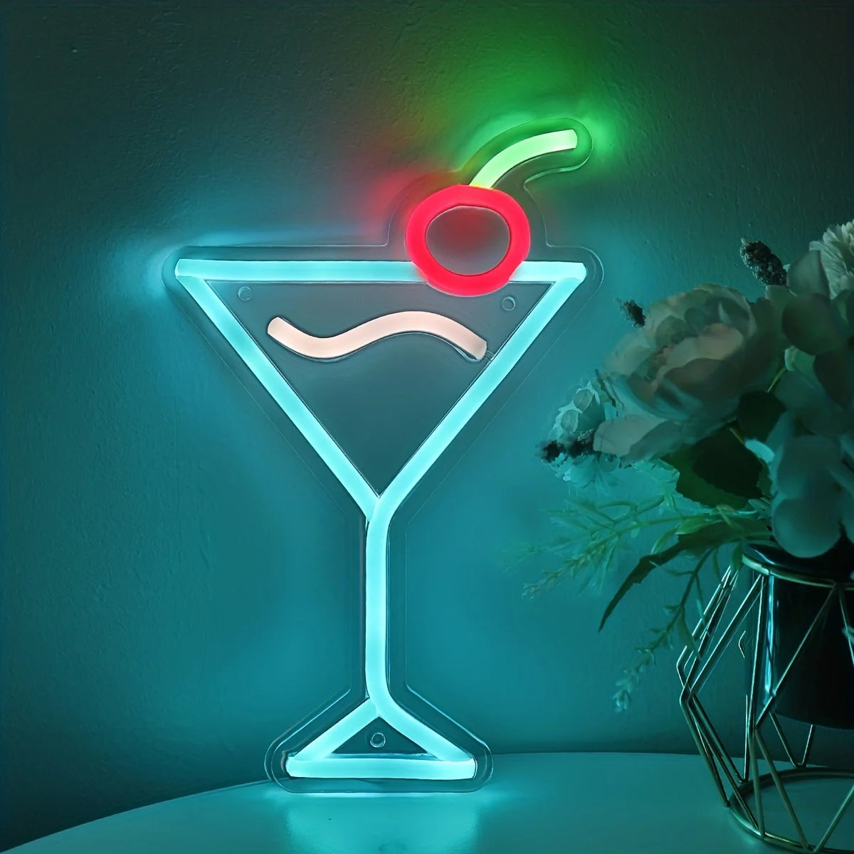 Enseigne LED martini allumée dans l'obscurité