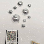 Boule disco murale en miroir rétro sur un mur blanc