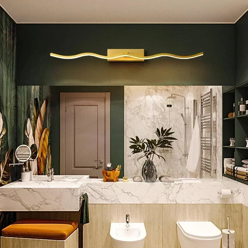 Installation de l'applique murale LED au-dessus d'un miroir de salle de bain