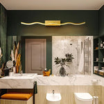 Installation de l'applique murale LED au-dessus d'un miroir de salle de bain