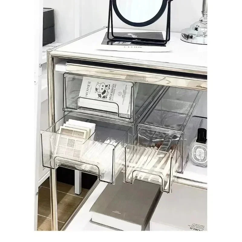 Tiroir de bureau transparent utilisé comme organisateur de cosmétiques