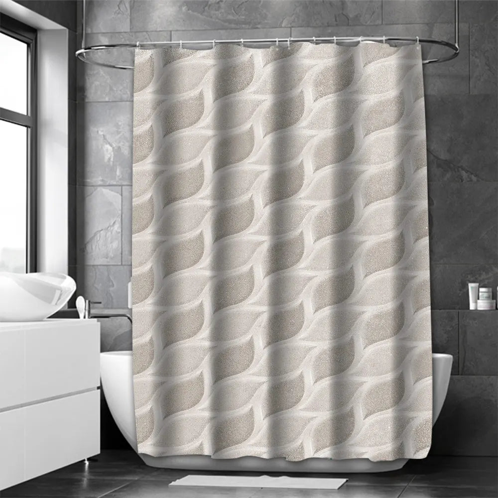 Rideau de douche gris et argenté suspendu dans une salle de bain au design moderne. Le rideau, se marie parfaitement avec les accessoires de plomberie brillants de la baignoire et les murs carrelés. Cette image représente la combinaison idéale d'une plomberie pratique et d'une décoration de salle de bains élégante.