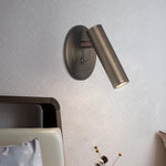 Applique murale LED chrome dans un salon contemporain avec canapé gris