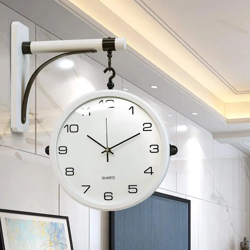 Horloge murale design métal noir vue de face