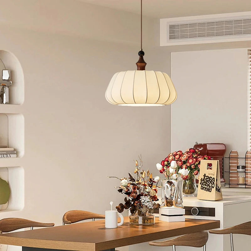 Lampe plafond LED moderne beige suspendue au plafond d'une chambre