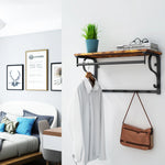 Porte-manteau mural installé dans un couloir avec manteaux et accessoires