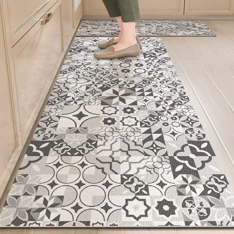 Le revêtement de sol géométrique noir et blanc dans la cuisine crée un motif élégant et tendance.