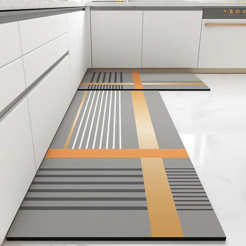 Un revêtement de sol moderne et géométrique dans une cuisine, avec des lignes gris et oranges qui créent un motif graphique attrayant.