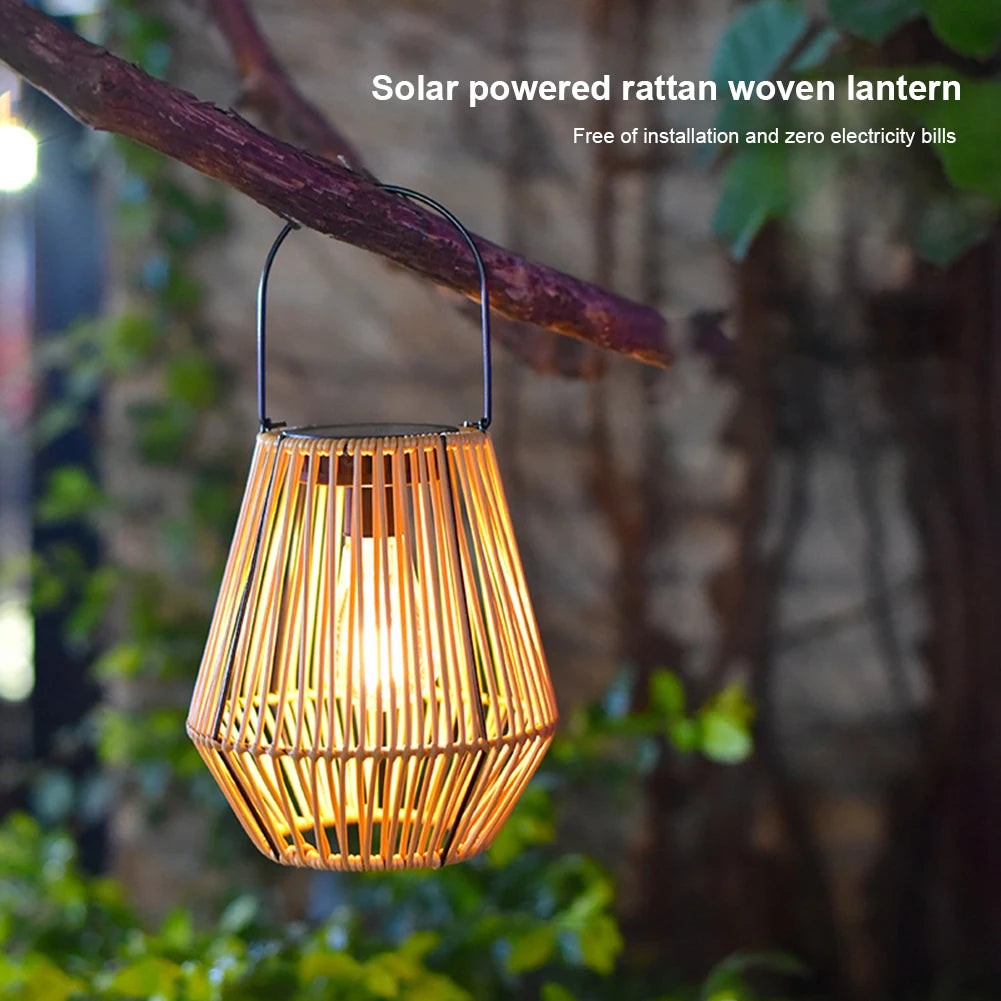 Détail de la lanterne solaire avec poignée en rotin