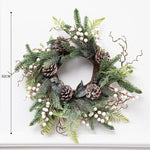 Détail de la couronne de Noël en forme de pomme de pin et baies rouges