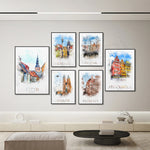 Cette image montre une collection de six œuvres d'art représentant des villes européennes célèbres, notamment Varsovie, Gdansk, Ystad, Cracovie, Florence et Stockholm. Ces illustrations aux couleurs vives et au style aquarelle capturent l'architecture distinctive et les paysages urbains de chacune de ces destinations.