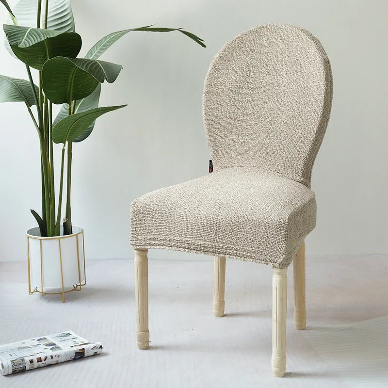 Housse de chaise coton gris clair sur chaise de salle à manger