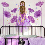 Détail des autocollants fleurs violettes sur mur de chambre d'enfant