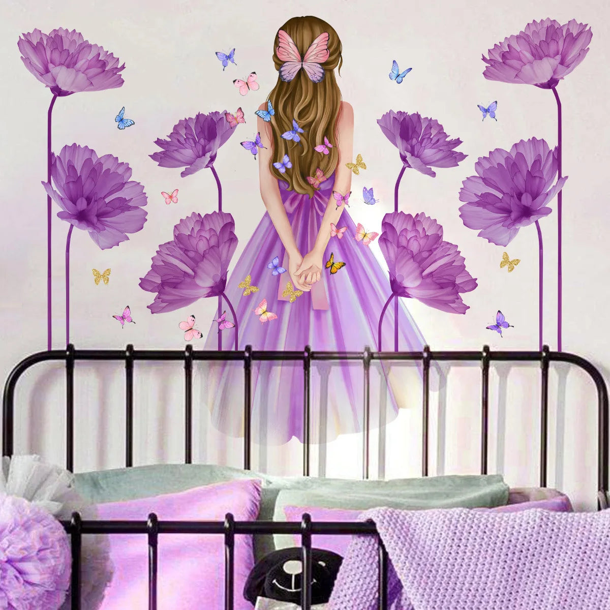 Détail des autocollants fleurs violettes sur mur de chambre d'enfant