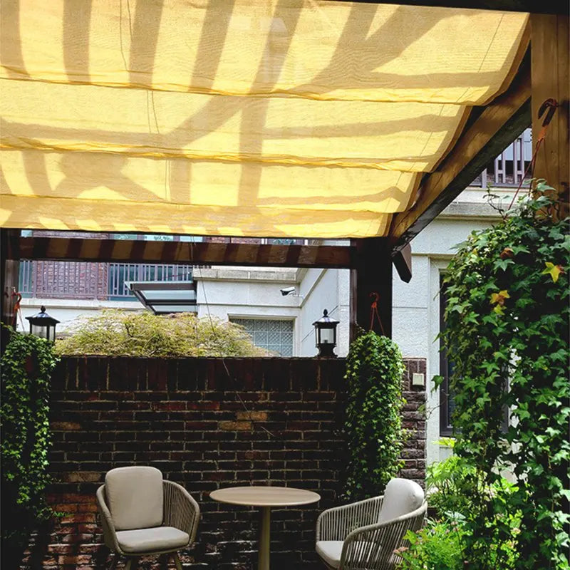 Voile d'ombrage vague HDPE bleu ciel dans un jardin