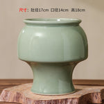 Vase céramique de forme originale de couleur vert pastel, avec un design élégant et sobre.