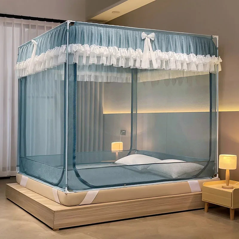 Lit à baldaquin élégant avec des rideaux bleus et blancs dans une chambre spacieuse et moderne.