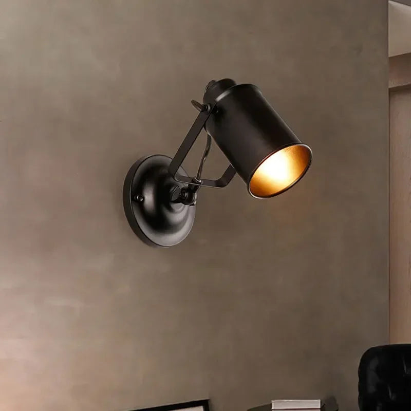 Applique murale LED rétro noire dans une salle à manger