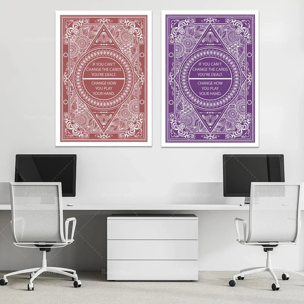Cette image décorative présente deux affiches ornées d'un motif géométrique et de textes motivants, suspendues au-dessus d'un poste de travail moderne avec deux bureaux et des unités de rangement.