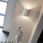 Applique murale LED G9 en résine argentée éclairant un couloir