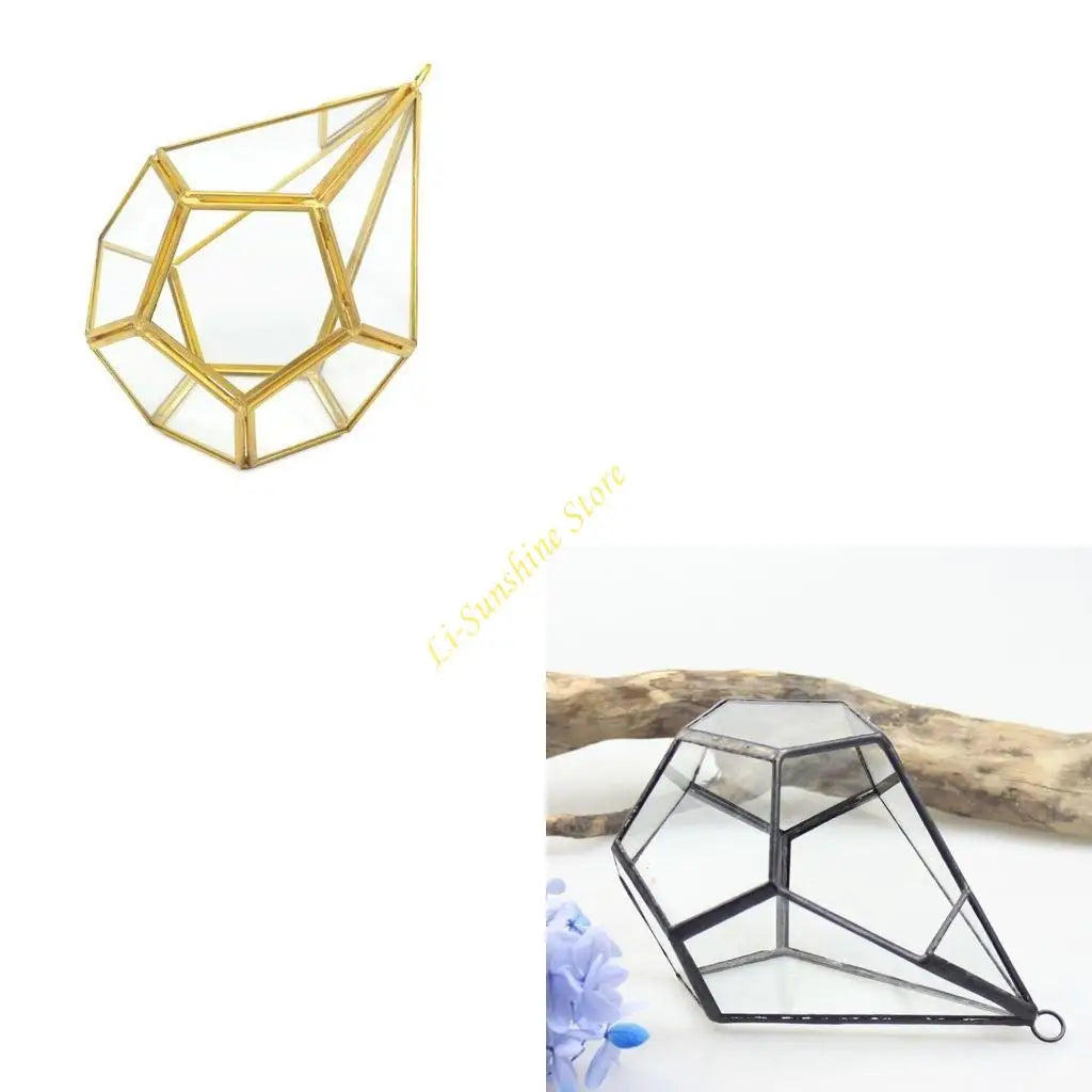 Terrarium pyramide géométrique en verre et métal noir sur table en bois