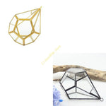Terrarium pyramide géométrique en verre et métal noir sur table en bois