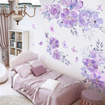 Effet décoratif des grandes fleurs violettes dans une chambre