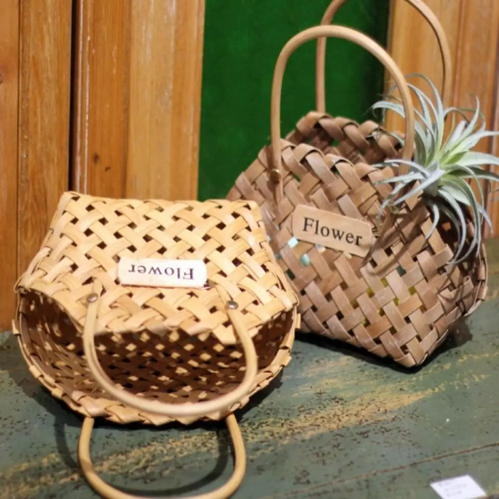 Panier en osier avec fleurs séchées dans un salon élégant