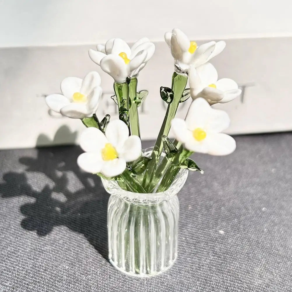 Composition florale en verre blanc crème avec vase transparent