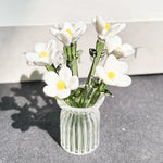 Composition florale en verre blanc crème avec vase transparent