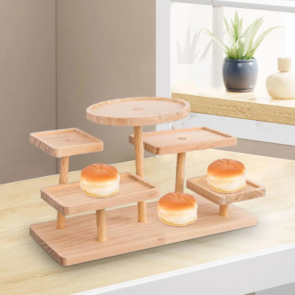 Étagère échelle en bois massif dans un intérieur moderne avec décoration minimaliste