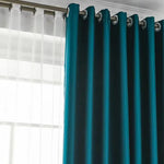 Rideau occultant bleu avec œillets, parfait pour chambre ou salon, bloque le soleil tout en ajoutant une touche moderne et élégante à votre décoration intérieure. Offrez-vous une intimité optimale et un style contemporain raffiné.