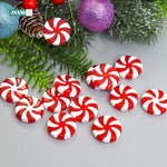 Sapin de Noël décoré avec des cannes de bonbon rouges et blanches
