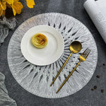 Set de table rond PVC noir sur table en bois