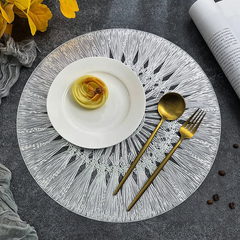 Set de table rond PVC noir sur table en bois