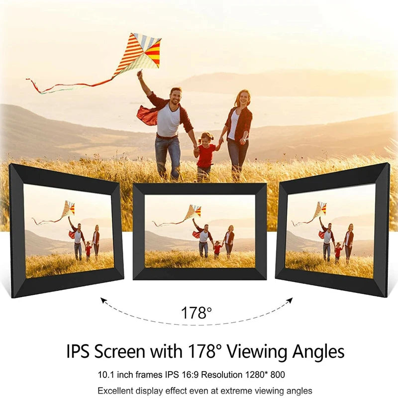 Cadre photo numérique beige avec écran tactile affichant des photos de famille