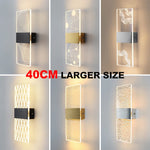Applique murale LED acrylique 40cm noire dans un salon moderne