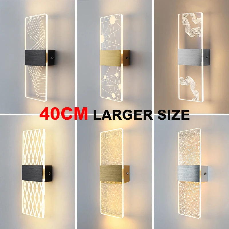 Applique murale LED acrylique 40cm noire dans un salon moderne