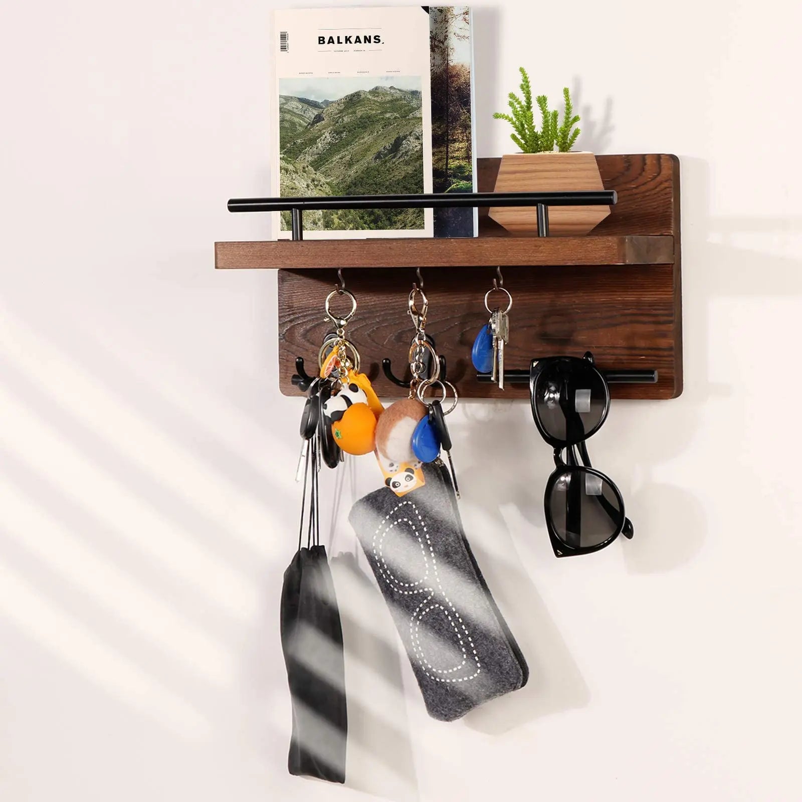 Porte-clés mural bois gris avec courrier sur étagère