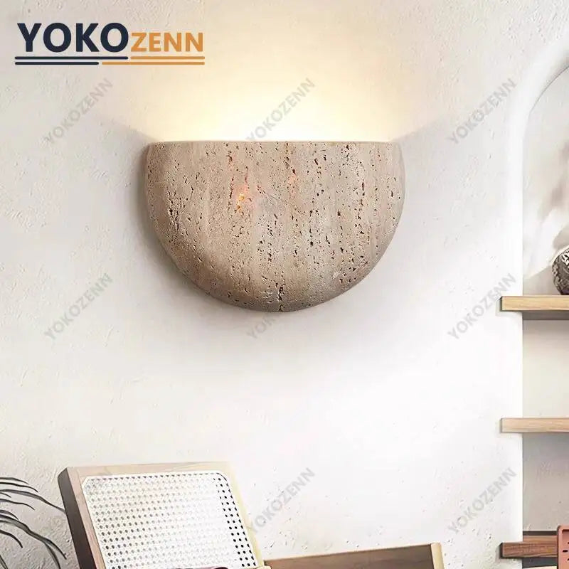Applique murale demi-lune dans un couloir moderne
