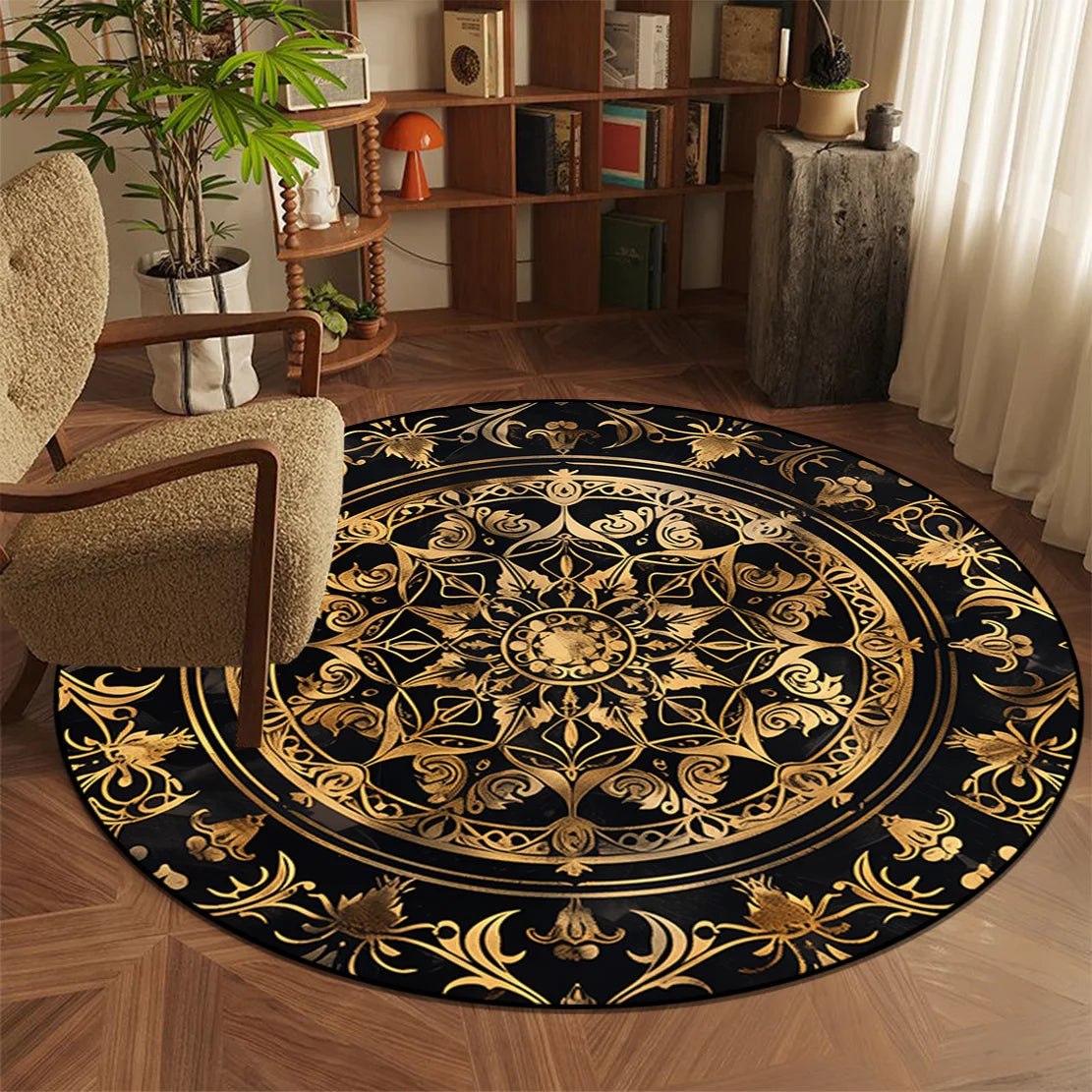 Tapis rond décoratif orné de motifs floraux dorés sur fond noir, placé dans un intérieur moderne et chaleureux avec des étagères en bois et des plantes d'intérieur.