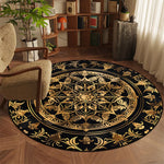 Tapis rond décoratif orné de motifs floraux dorés sur fond noir, placé dans un intérieur moderne et chaleureux avec des étagères en bois et des plantes d'intérieur.