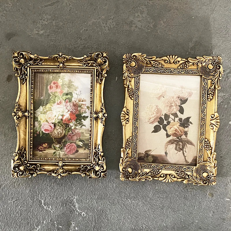 Cadre photo antique rococo en résine blanc posé sur table
