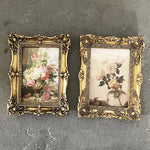 Cadre photo antique rococo en résine blanc posé sur table