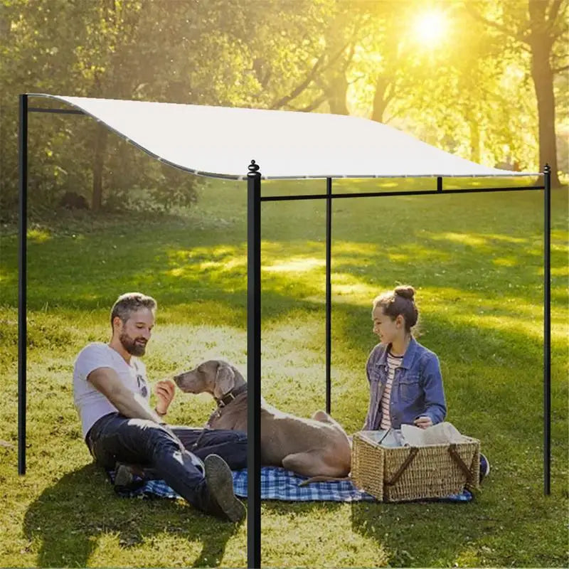 Voile d'ombrage rectangulaire blanche installée dans un jardin