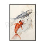 Trois poissons Koï colorés nagent paisiblement, leurs écailles brillantes et leurs formes gracieuses captivant l'attention.