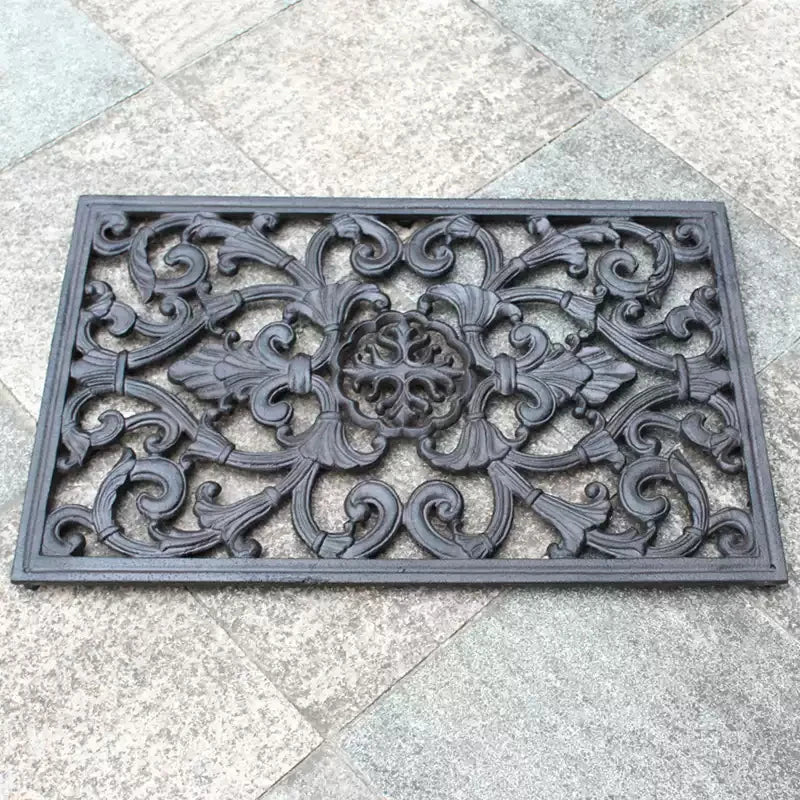 Gros plan sur le motif vigne du paillasson fonte noir